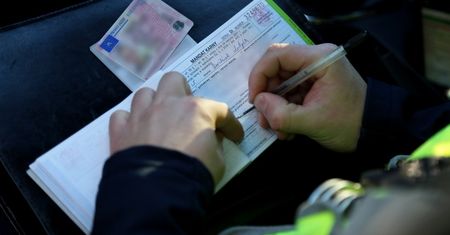 Wjechał hulajnogą w samochód. Kierowca dostał słony mandat