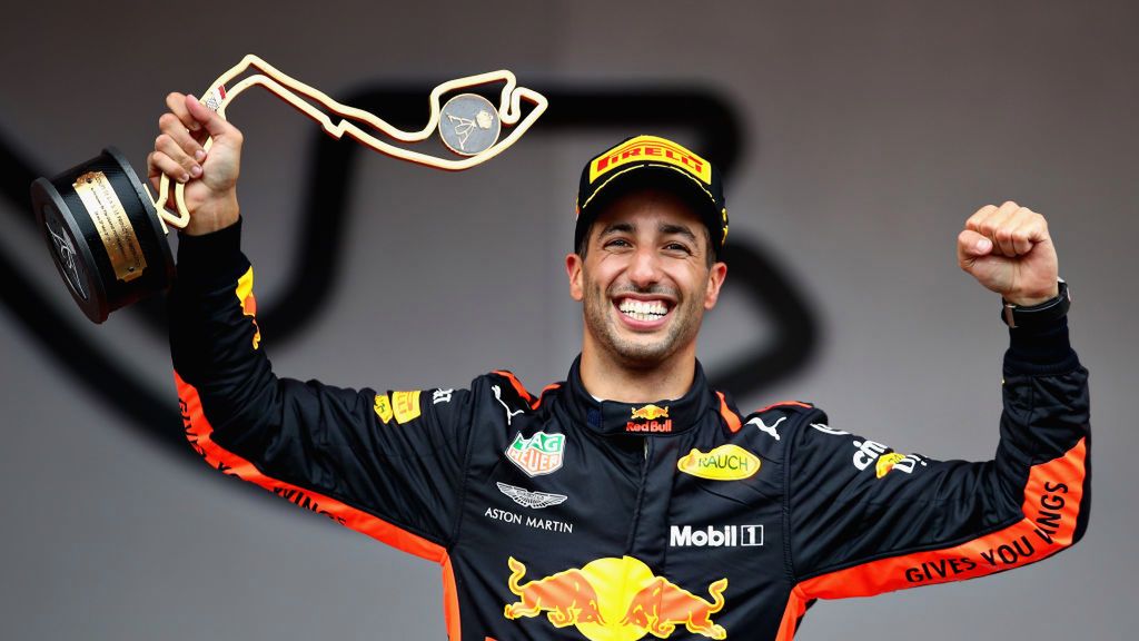 Daniel Ricciardo z pucharem za zwycięstwo w GP Monako w 2018 r