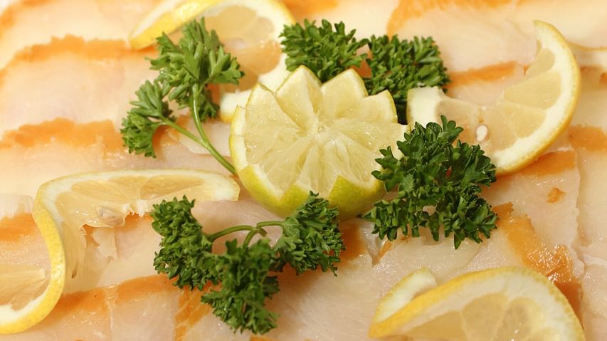 Gotowany halibut ze skórą