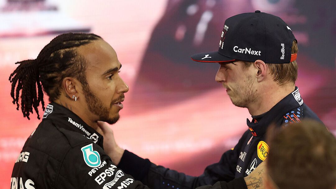Materiały prasowe / Red Bull / Na zdjęciu: Lewis Hamilton (po lewej) i Max Verstappen