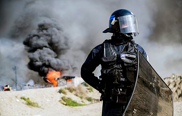 Po podpaleniach i likwidacji obozu migranci próbują wrócić do "dżungli" pod Calais
