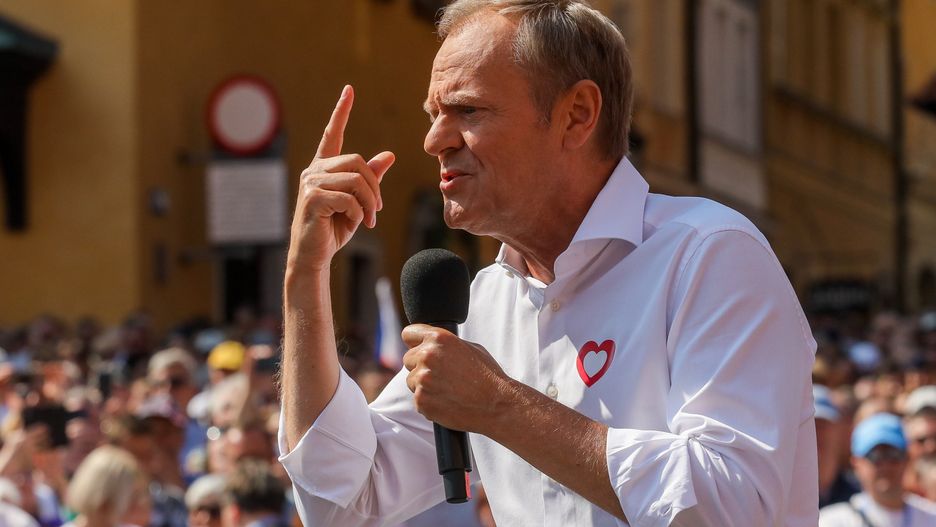 Donald Tusk przemawia na placu Zamkowym w Warszawie na zakończenie Marszu 4 Czerwca