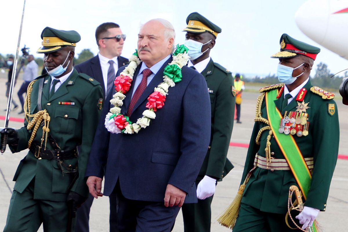 Białoruski dyktator z wizytą w Zimbabwe. Ceremonia powitania szokuje 