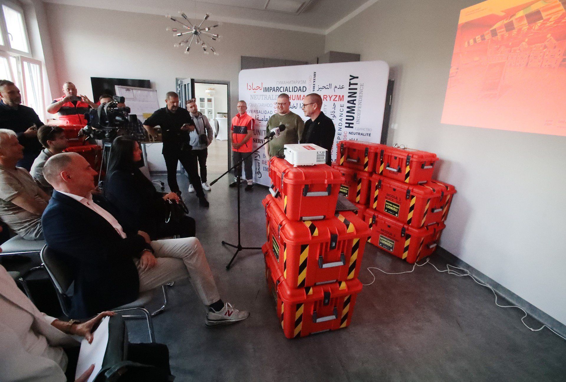 Przekazanie skrzyń ratunkowych zachodniopomorskiemu oddziałowi Polskiego Czerwonego Krzyża.