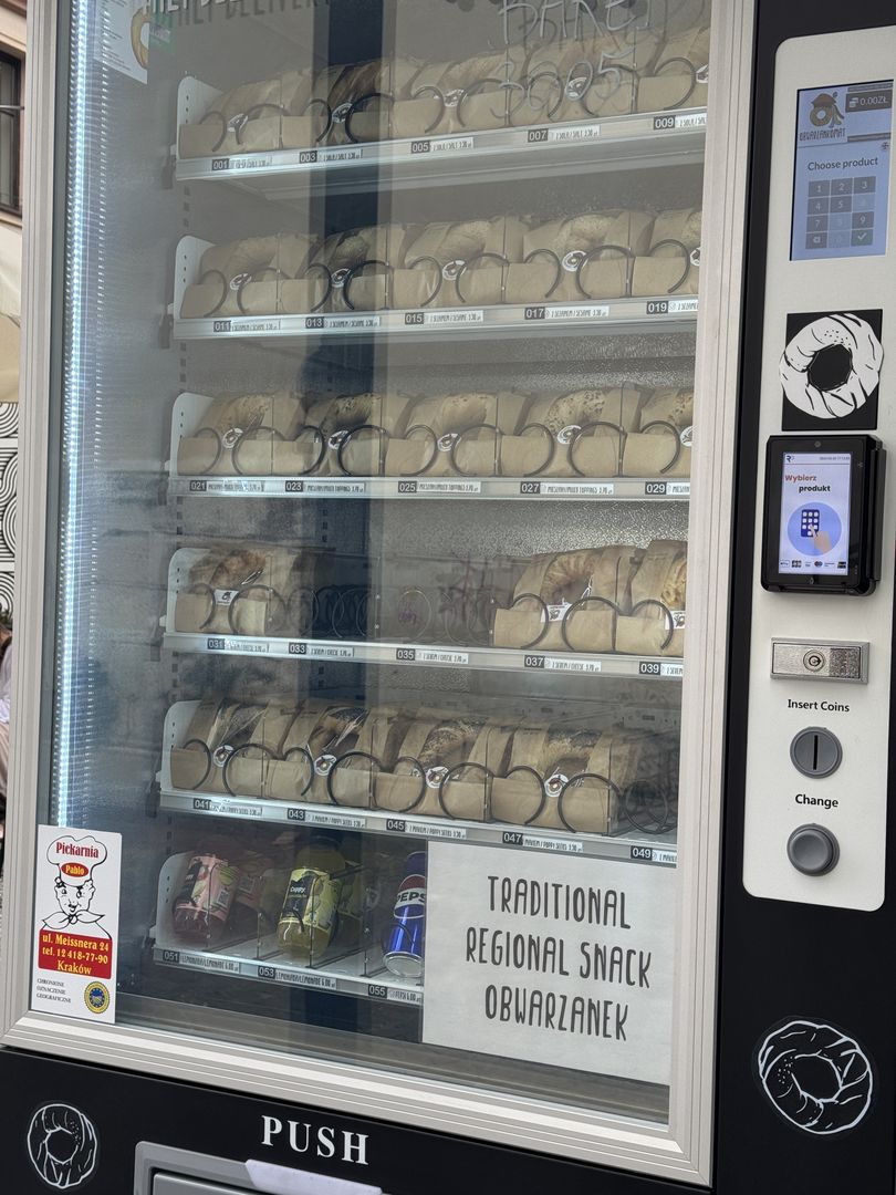 Automat z obwarzankami - jeden z punktów na placu Izaaka