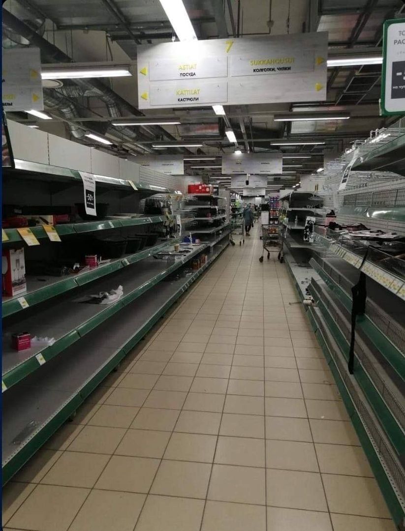 W niektórych aspektach skutki wprowadzenia ograniczeń już teraz dotykają zwykłych mieszkańców Rosji. Najlepiej świadczy o tym zestawienie wnętrz supermarketów w Kijowie oraz Moskwie.Fot. Twitter/@nolanwpeterson