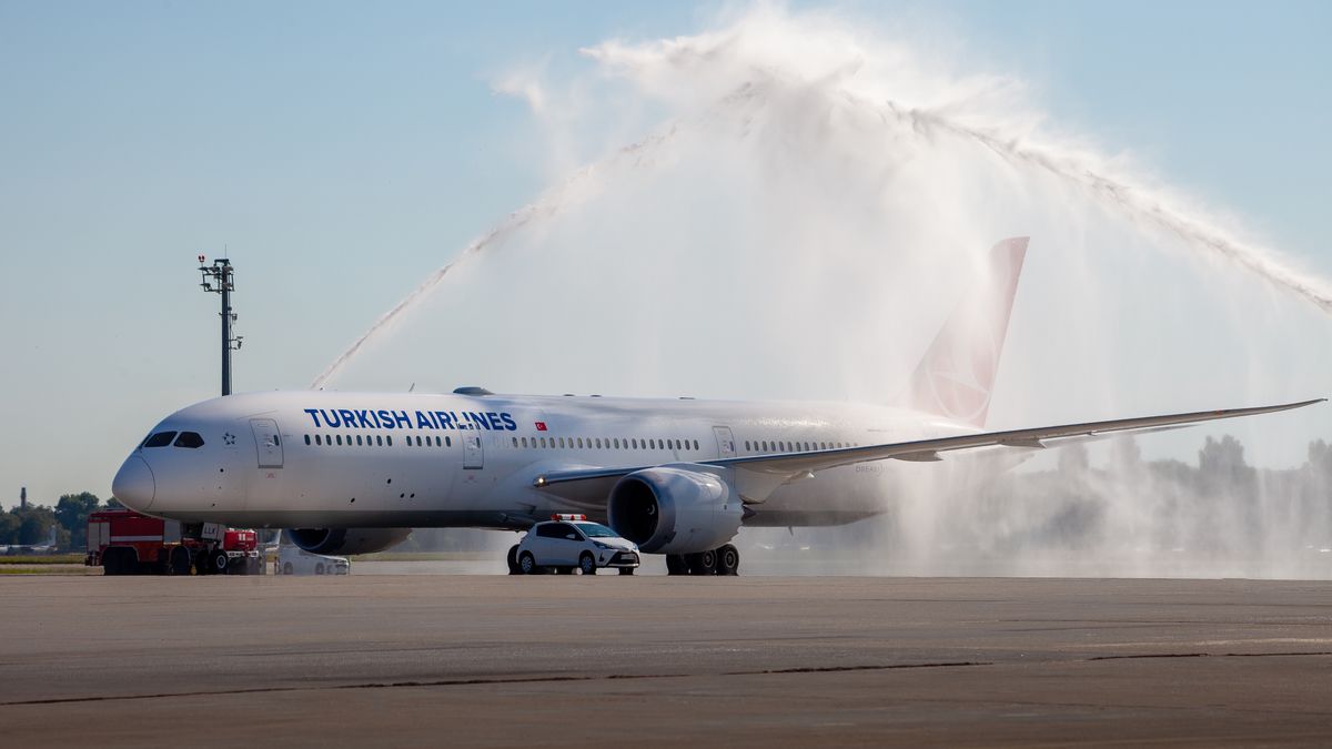 Saluty wodne wykonywane są na wielu lotniskach świata 