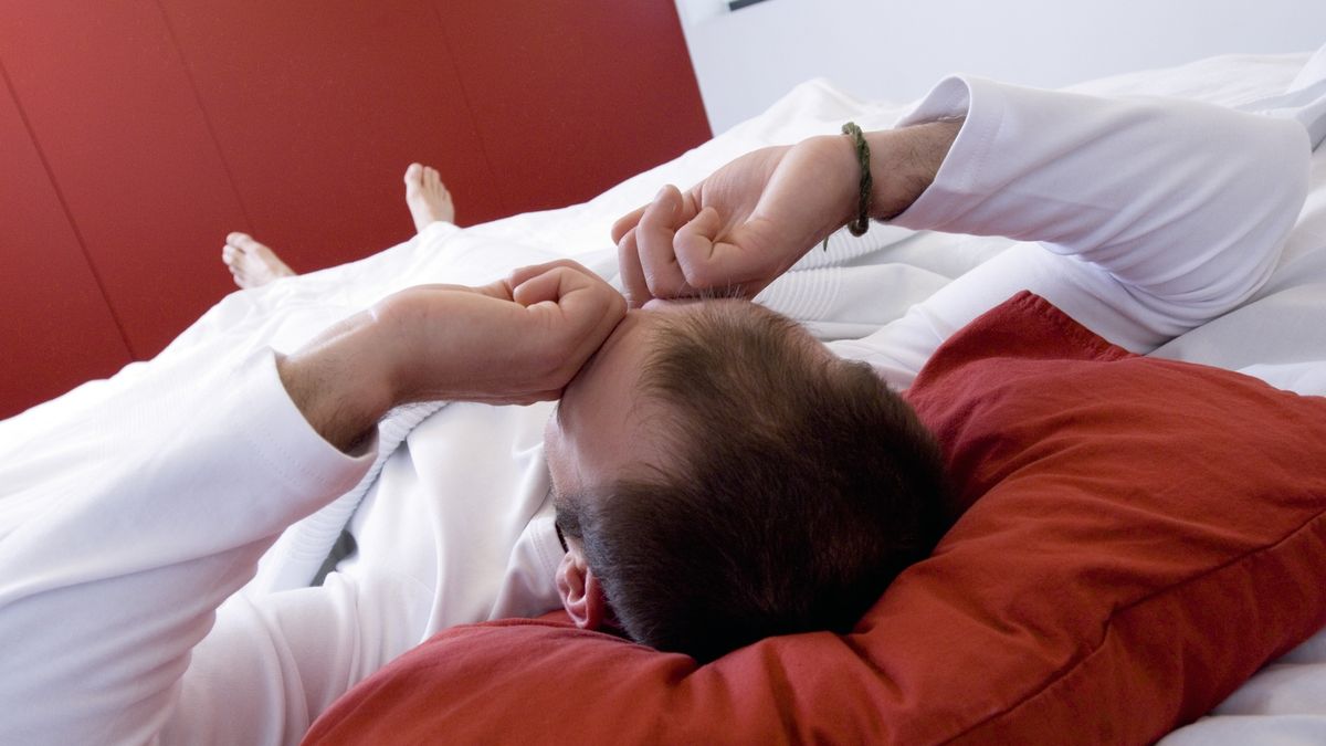 Man lying on a bed rubbing his eyes, rear viewAlain Schroeder25-30 Years, Adult, Adults Only, Alarm Clock, Attitude, Bed, Bedroom, Caucasian, Caucasian Appearance, Clothe, Clothes, Clothing, Color Image, Color Image, Do, Doing, Eyes, Garment, Gesture, Horizontal, Horizontal, House, House, Indoors, Indoors, Lay Down, Laying Down, Lying, Make, Making, Man, Men, Morning, One Man Only, One Person, One Young Man Only, Photography, Photography, Posture, Reclining, Rubbing, Scrubbing, Single, Sleep, Sleep, Sleeping, Stretch, Sweat-shirt, Sweatshirt, Tiredness, To Lie Down, To Rub, To Scrub, Wake Up, Young, Young Adult