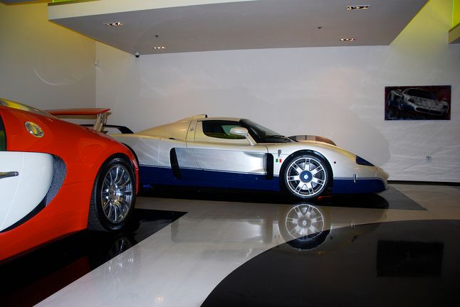 Bugatti Veyron, Maserati MC12 (fot. luxury4play.com)