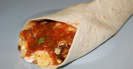Burrito z jajkiem, serem i kiełbasą