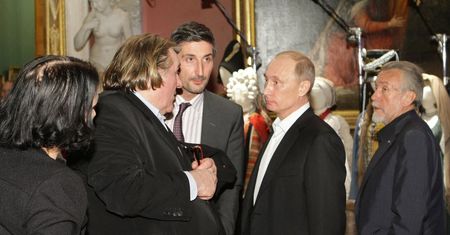 Depardieu otrzymał rosyjski paszport. Obejmował się z Putinem