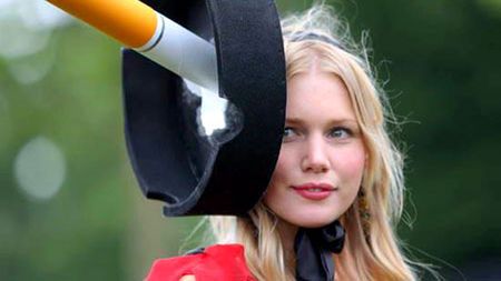 15 eleganckich kobiet w dziwacznych kapeluszach 1