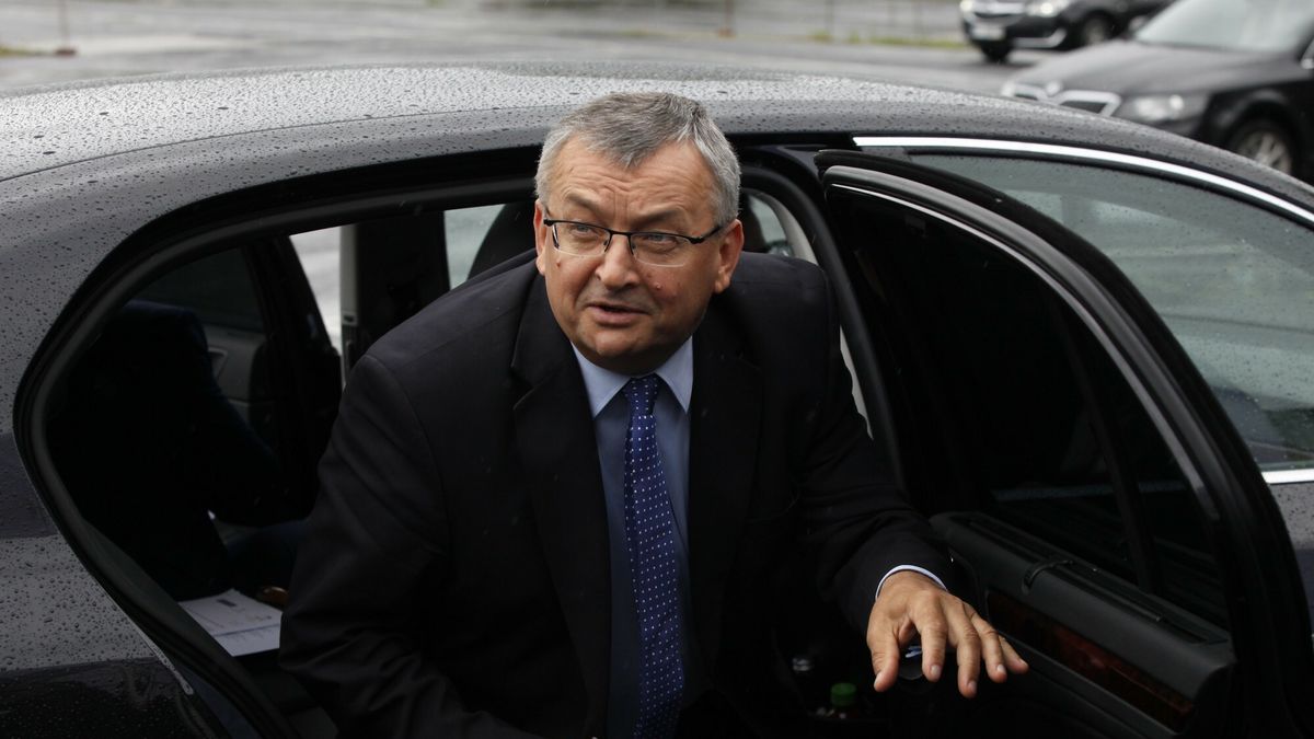 Mieszkanie Plus na gruntach Poczty Polskiej
13.07.2017 Warszawa Podpisanie umowy inwestycyjnej przez Poczte  Polska i BGK Nieruchomosci w sprawie budowy mieszkan na warszawskiej Woli w ramach programu Mieszkanie Plus  n/z minister infrastruktury i budownictwa Andrzej Adamczyk   fot. Stefan Maszewski/REPORTER
Stefan Maszewski/REPORTER