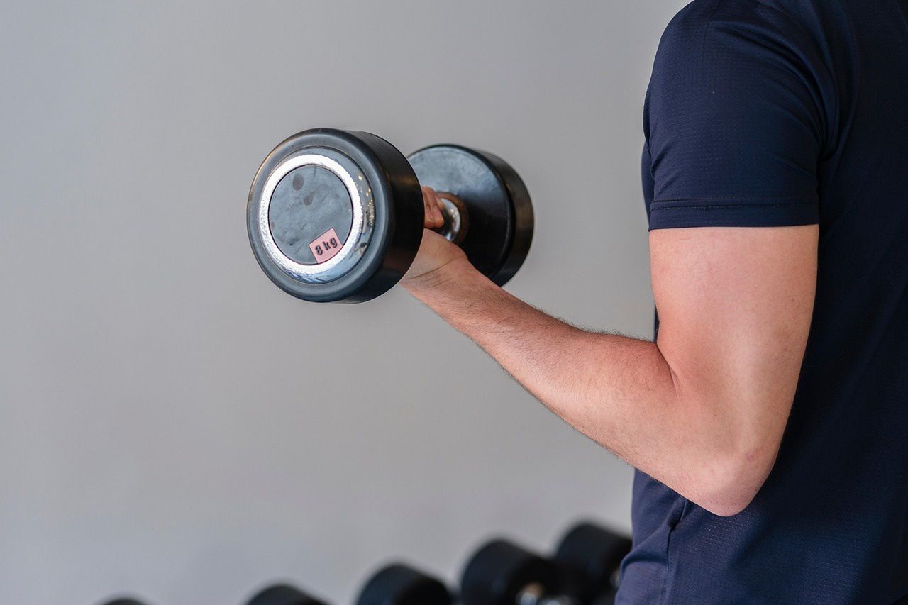 Ćwicz jedną rękę, ratuj drugą. Zaskakujące odkrycie naukowców zmienia zasady rehabilitacji