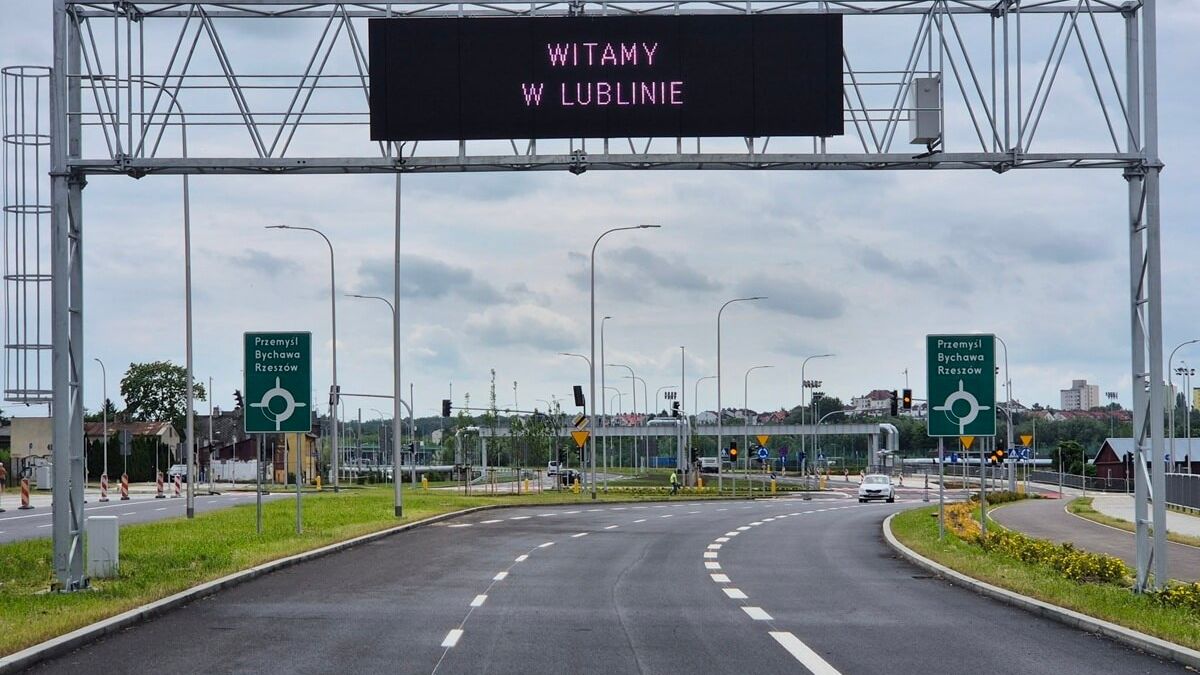 Napis „Witamy w Lublinie” na znaku o zmiennej treści na przedłużeniu ul. Lubelskiego Lipca '80
