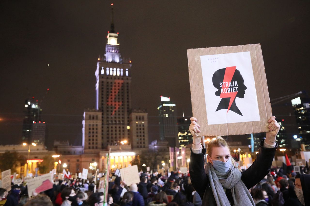 Strajk Kobiet w Warszawie. 37 osób zatrzymanych. Policja mówi o "spokojnym proteście"