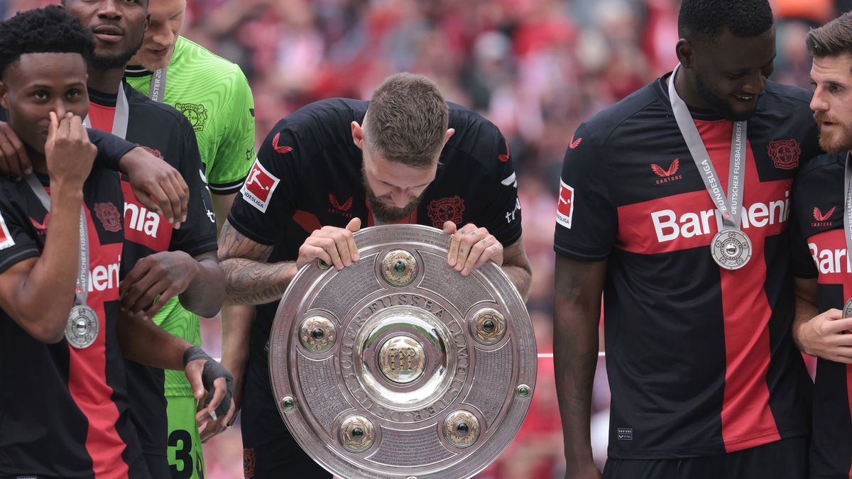 Zdjęcie okładkowe artykułu: Getty Images / Jurgen Fromme / Piłkarze Bayeru z paterą za mistrzostwo Niemiec