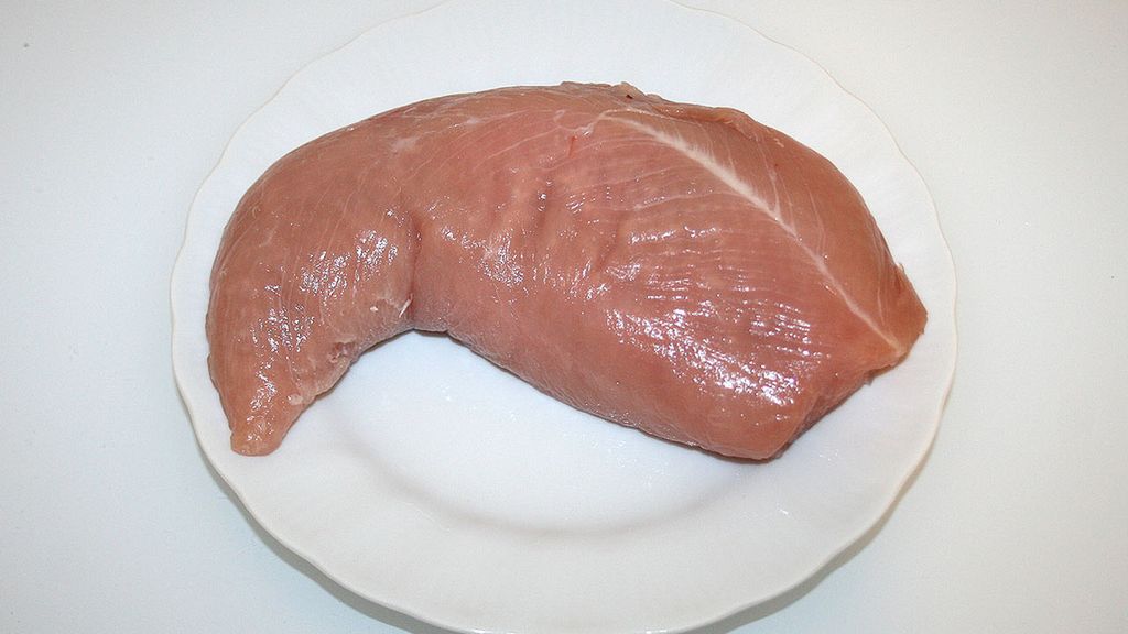Surowa pierś z indyka (mięso i skóra)