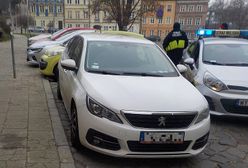 Zostawił syna w aucie z włączonym silnikiem. Interweniowały służby