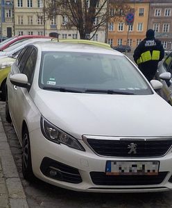 Zostawił syna w aucie z włączonym silnikiem. Interweniowały służby