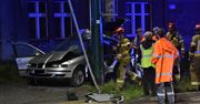 Groźny wypadek w Świętochłowicach. Samochód owinął się wokół słupa. Jedna osoba nieprzytomna w szpitalu