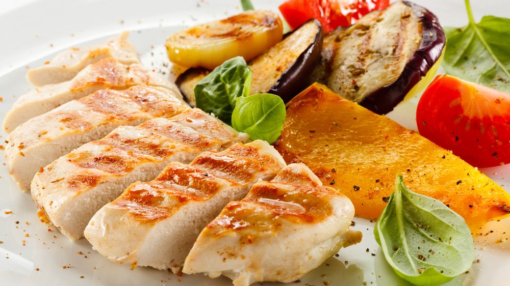 Pieczona pierś z indyka (mięso i skóra)