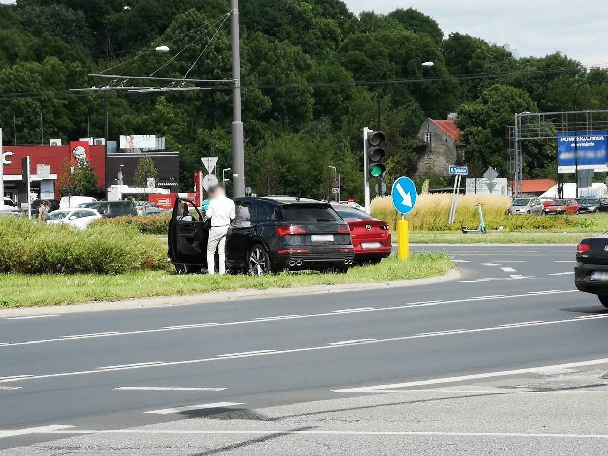Zderzenie audi z mazdą na rondzie Dmowskiego