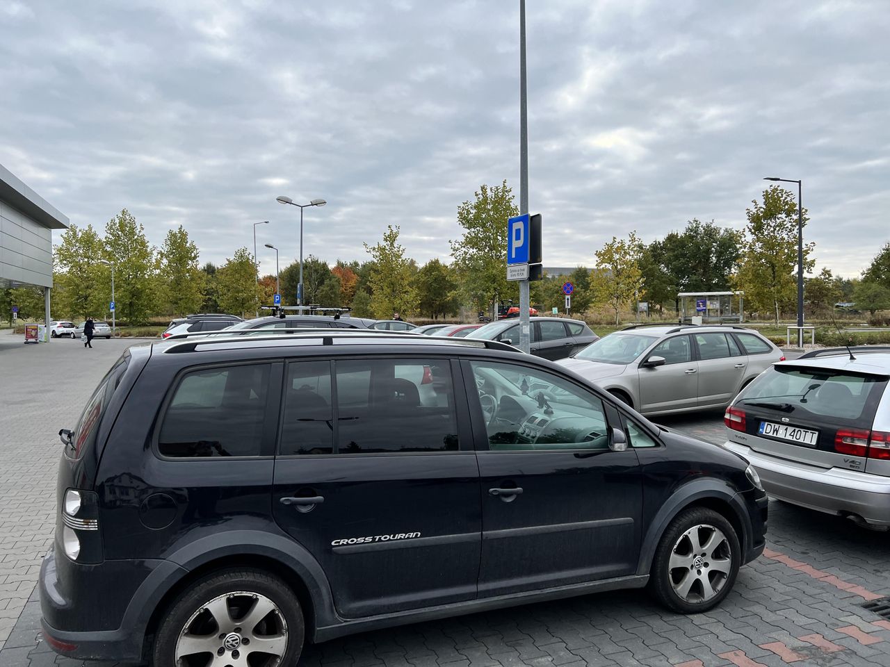 Parking pod sklepem Lidl we Wrocławiu w niedzielę jest w połowie pełny.