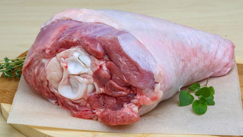 Surowe udko z indyka (mięso i skóra)