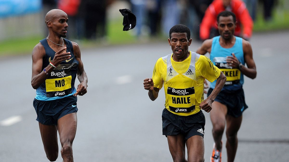 Mo Farah (z lewej) i Haile Gebrselassie podczas półmaratonu Great North Run w 2013 r