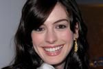 Anne Hathaway zadźgana gęsim piórem