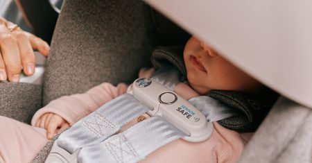 Letnie upały, długie podróże, dekoncentracja: pięć kluczowych zasad bezpieczeństwa dla rodzin w podróży samochodem
