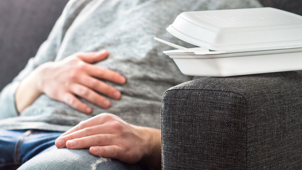 Na które produkty warto uważać, aby uniknąć zatrucia pokarmowego?