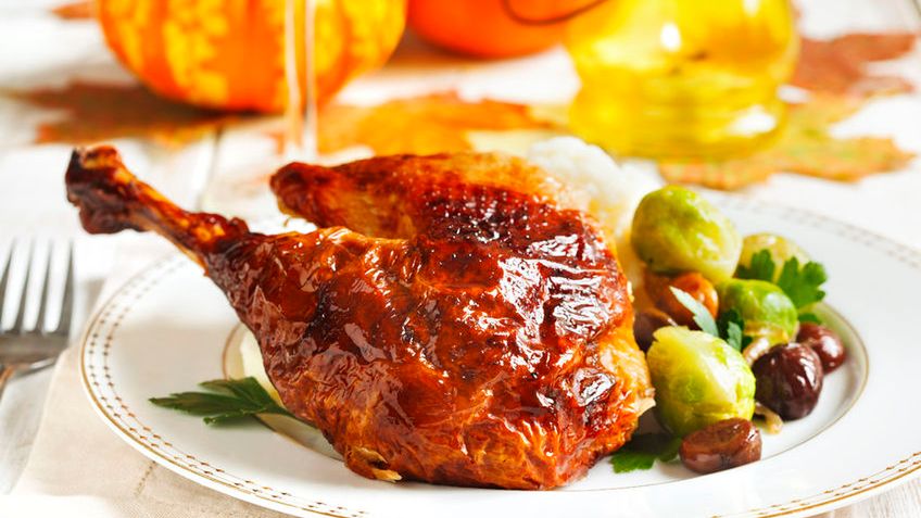 Pieczone udko z indyka (mięso i skóra)