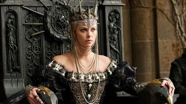 kadr z filmu ''Królewna Śnieżka i Łowca''