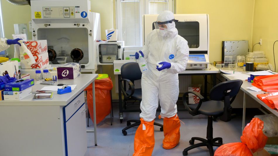Zdjęcie okładkowe artykułu: PAP / Jakub Kaczmarczyk / Na zdjęciu: laboratorium do walki z koronawirusem
