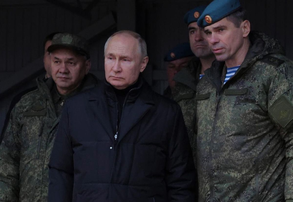 Władimir Putin podczas inspekcji wojsk wysyłanych na wojnę w Ukrainie