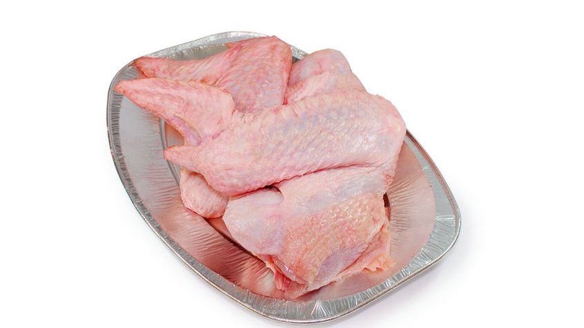 Surowe skrzydło z indyka (mięso i skóra)