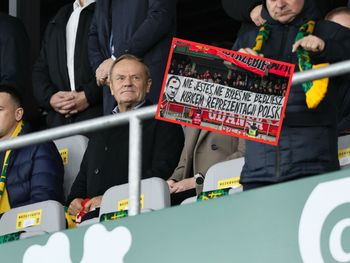 Obrażali Tuska na stadionie. Polacy zabrali głos w sondażu