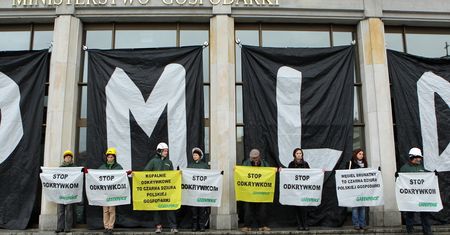Greenpeace na dachu ministerstwa. Polecą głowy