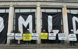 Greenpeace na dachu ministerstwa. Polecą głowy