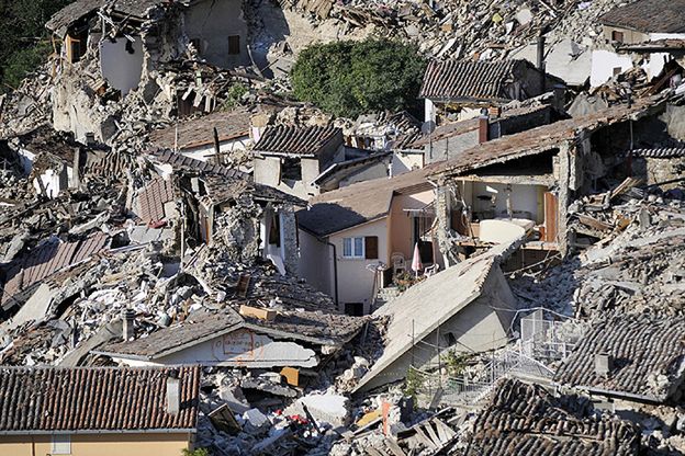 "Charlie Hebdo" znów szokuje. Ofiary trzęsienia ziemi jako dania włoskiej kuchni