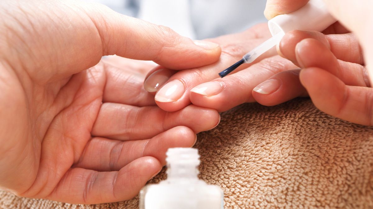 Regeneracja paznokci poprawia ich kondycję i wygląd.