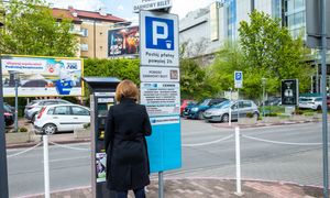 Fala kar za parkowanie pod sklepami. Polacy płacą. UOKiK interweniuje