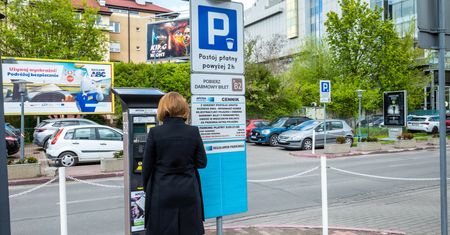 Fala kar za parkowanie pod sklepami. Polacy płacą. UOKiK interweniuje