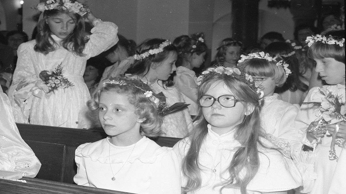 Tak wyglądały przyjęcia komunijne w PRL. Fot. Narodowe Archiwum Cyfrowe