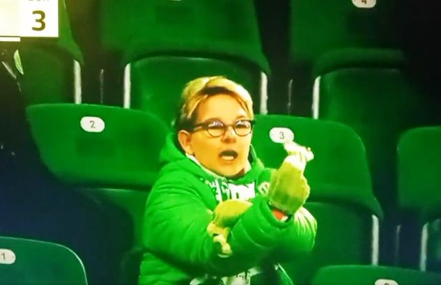 Reakcja fanki Wolfsburga na radość Haalanda (fot. Twitter)
