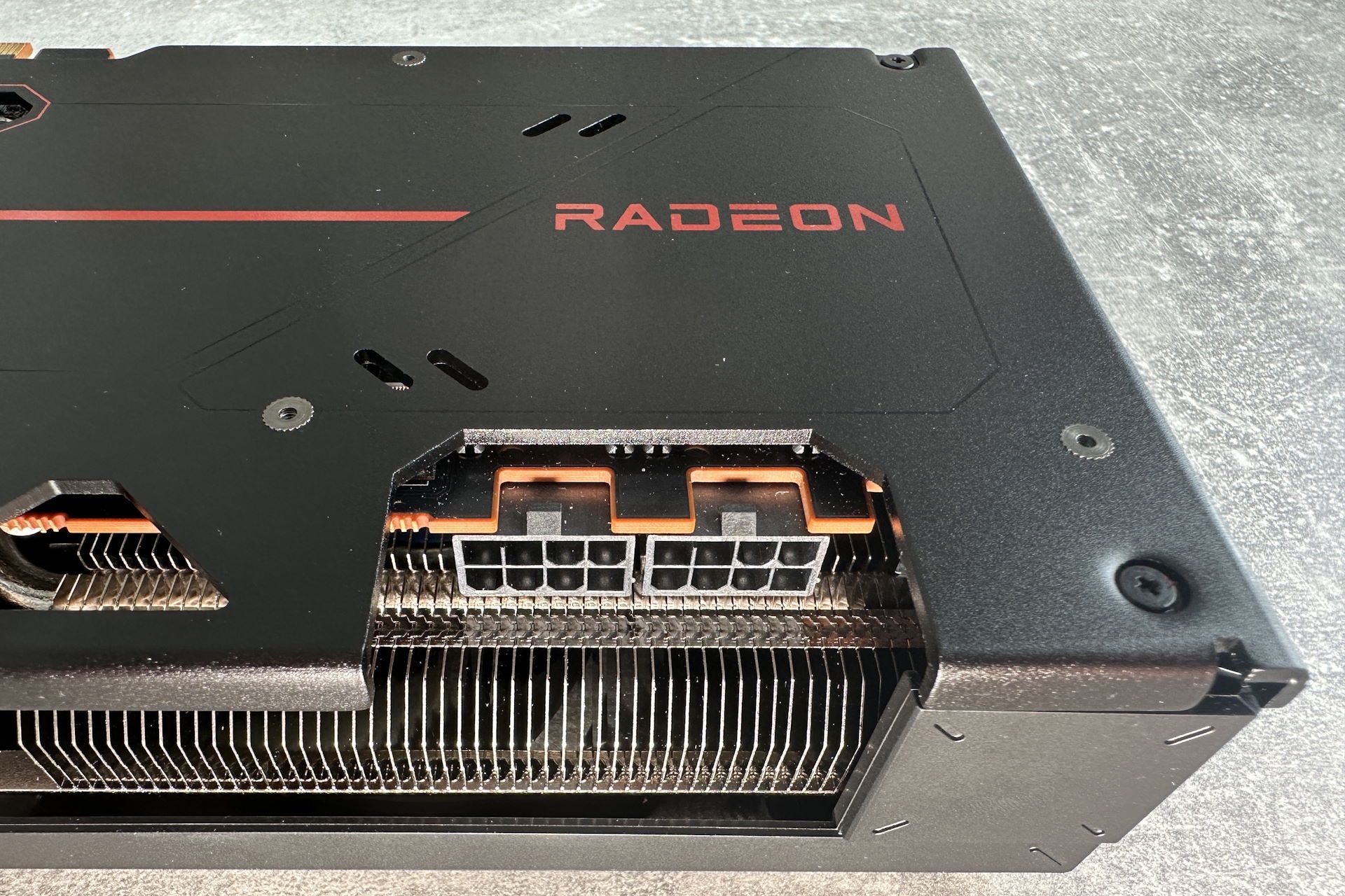 Sapphire Radeon RX 7700 XT Pulse - przy pudełku
