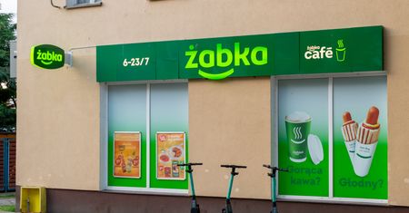Coraz więcej Ukraińców prowadzi Żabki. Sieć pokazała najnowsze dane