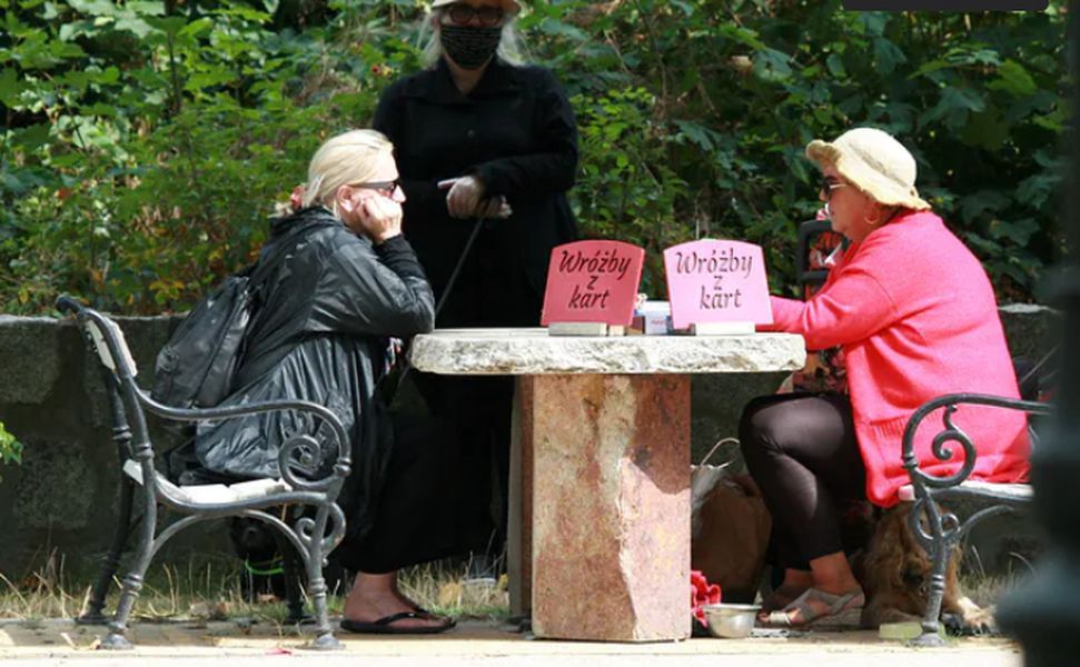 Krystyna Janda na seansie u wróżki obok plaży w Sopocie. Obok niej stoi Magda Umer.